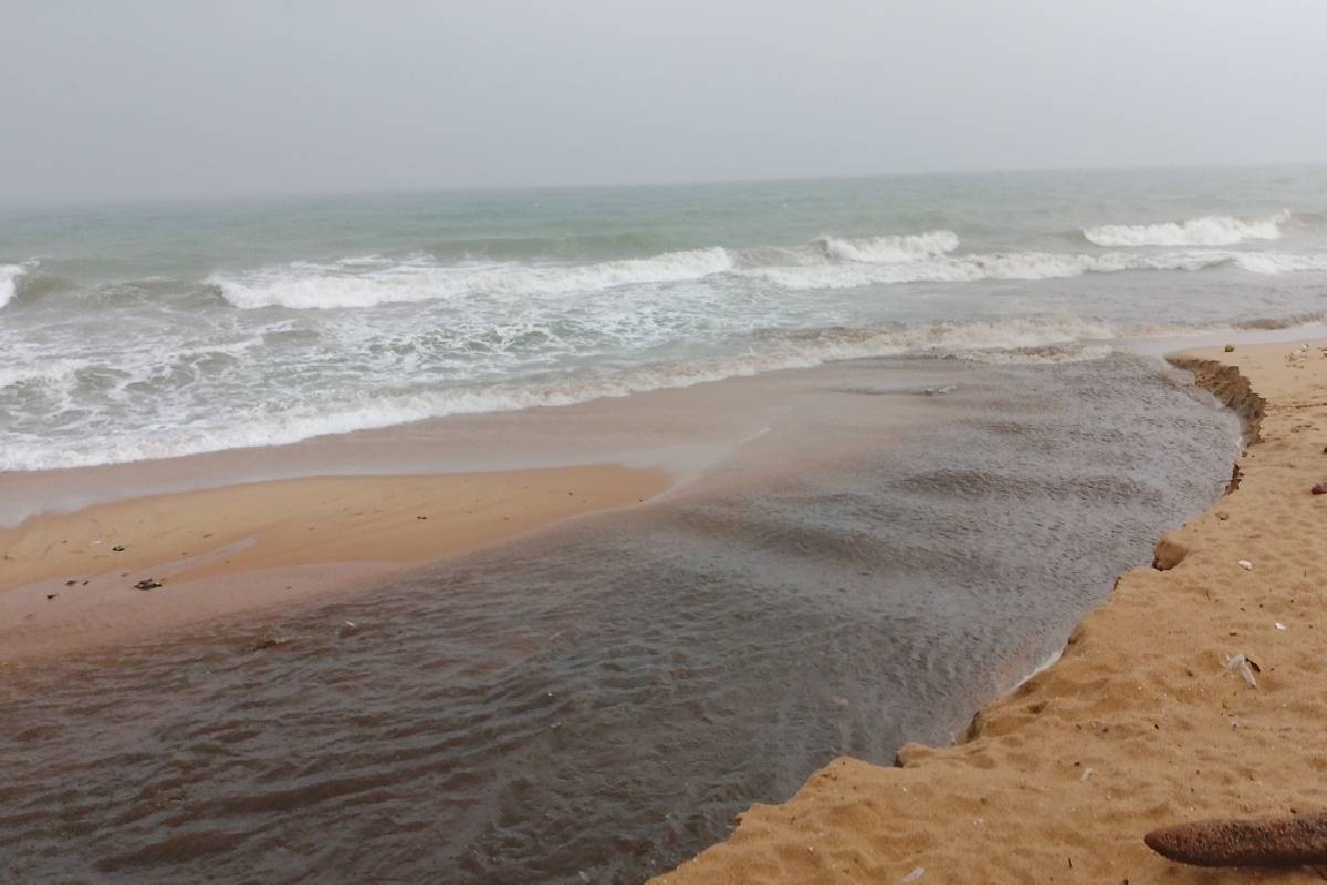 தமிழர் பகுதியை தாக்கிய கடும் மழை, சூறாவளி காற்று ; பொதுமக்கள் அவதி | Heavy Rain Cyclone Hits Ampara Public Suffers