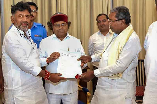 ஆளுநரை சந்தித்து ஆட்சியமைக்க உரிமை கோரினார் சித்தராமையா : நாளை பதவியேற்பு | Siddharamaiya Govt Sworn Tomorrow At Bangalore ஆளுநரை சந்தித்து ஆட்சியமைக்க உரிமை கோரினார் சித்தராமையா : நாளை பதவியேற்பு | Siddharamaiya Govt Sworn Tomorrow At Bangalore