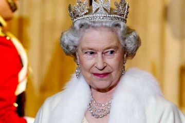 தன் வாழ்நாளில் ஒரே ஒரு முறை தலைவணங்கிய பிரித்தானிய மகாராணியார்: யாருக்காக என்று தெரிந்தால் ஆச்சரியப்படுவீர்கள்...