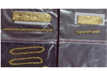 மலக்குடலில் மறைத்து 2.2 கிலோ தங்கம் கடத்தல் - கோவை விமானநிலையத்தில் வசமாக சிக்கிய 2 பேர் கைது