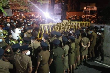 கோட்டாபயவின் வீட்டிற்கு செல்லும் வழியை முற்றுகையிட்ட பல்லாயிரம் மக்கள்