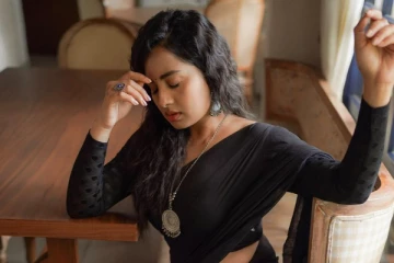 ஸ்ருஷ்டி சேலையில் அழகிய போட்டோஷூட்