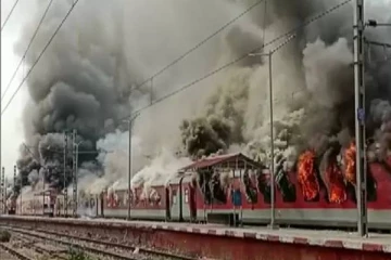 தெலுங்கானாவில் ரெயிலுக்கு தீ வைத்த போராட்டக்காரர்கள்!