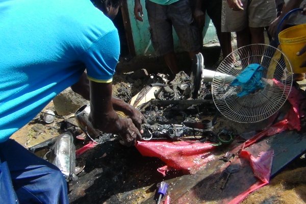 குடியிருப்பில் திடீர் தீ விபத்து : முற்றாக எரிந்த வீடு | Maskeliya Home Fire Accident Sri Lanka குடியிருப்பில் திடீர் தீ விபத்து : முற்றாக எரிந்த வீடு | Maskeliya Home Fire Accident Sri Lanka