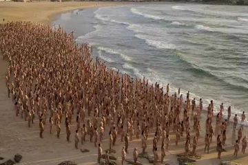 நிர்வாணமாக நின்ற மக்கள்; தோல் புற்றுநோய் விழிப்புணர்வு