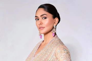 நடிகை மிருனாள் தாகூர் அழகிய லேட்டஸ்ட் புகைப்படங்கள்