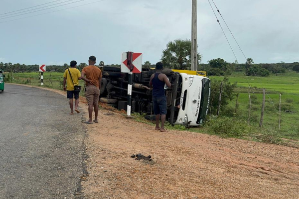 அரிசி மூட்டைகளுடன் தடம்புரண்ட லொறி ; தமிழர் பகுதியில் சம்பவம் | A Lorry Overturned Along With Sacks Of Rice அரிசி மூட்டைகளுடன் தடம்புரண்ட லொறி ; தமிழர் பகுதியில் சம்பவம் | A Lorry Overturned Along With Sacks Of Rice