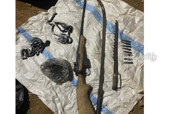 ஆயுதங்களுடன் இருவர் கைது! (படங்கள்) | Recovery Of Weapons In Polanuru ஆயுதங்களுடன் இருவர் கைது! (படங்கள்) | Recovery Of Weapons In Polanuru