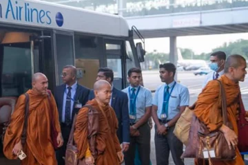 සාම පා ගමනට එක්වන භික්ෂූන් වහන්සේලා කණ්ඩායම දිවයිනට