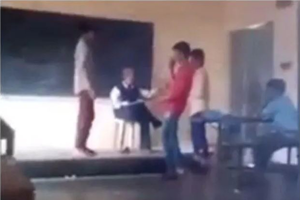 "குட்கா போடாதீங்கப்பா" - அறிவுரை கூறிய ஆசிரியரின் தலையில் குப்பையை கொட்டி அராஜகம் செய்த பள்ளி மாணவர்கள் | School Students Harasses Teacher Karnataka Nalloor