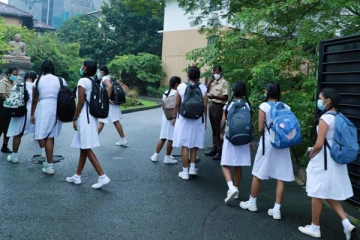 மதுபானத்தை அருந்தி விட்டு பாடசாலைக்கு சமுகமளித்த மாணவி