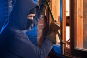 வீடுகளை உடைத்து கொள்ளையிட்டுவந்த இரு பௌத்த தேரர்கள் உட்பட 8 பேருக்கு நீதிமன்றம் வழங்கியுள்ள உத்தரவு