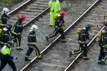 வெளிநாடொன்றில் ரயில் கடவையை கடக்க முயன்றபோது ஏற்பட்ட அசம்பாவிதம்: 4 பேர் பலி