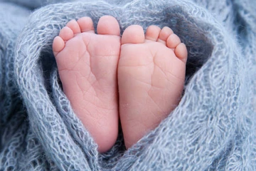 வயலில் வீசப்பட்ட பச்சிளம் குழந்தை ; தாயை தேடி பொலிஸார் தீவிர விசாரணை