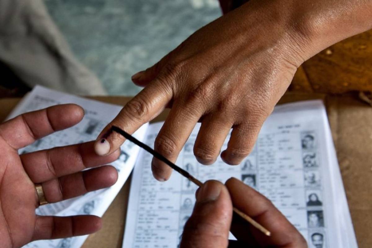 வாக்களிக்க ஆதார் உள்ளிட்ட 12 மாற்று ஆவணங்களை காட்டலாம்- தேர்தல் ஆணையம் | Voting Can Be Done By Showing 12 Alternative Doc