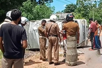 மயானத்திற்கு அருகில் லொறி கவிழ்ந்து விபத்து