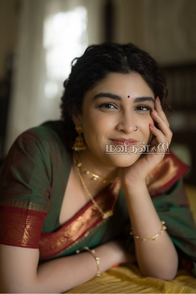 சேலையில் இறங்கிய குஷ்பூ மகள்