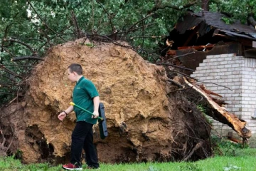 டெக்சாஸை புரட்டிபோட்ட புயல்; நால்வர் பலி; இருளில் மூழ்கிய 800,000 வீடுகள்!