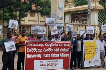 யாழ். மற்றும் வவுனியா பல்கலைக்கழக ஊழியர்கள் கவனயீர்புப் போராட்டம் (Photos)
