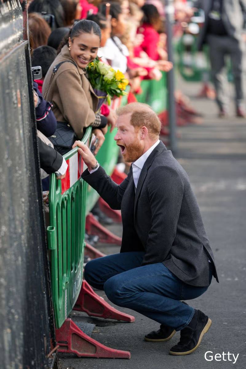 ஹரி மேகன் தம்பதியருக்கு கிடைத்த எதிர்பாராத வரவேற்பு | Prince Harry And Meghan Welcomed To Nottingham ஹரி மேகன் தம்பதியருக்கு கிடைத்த எதிர்பாராத வரவேற்பு | Prince Harry And Meghan Welcomed To Nottingham