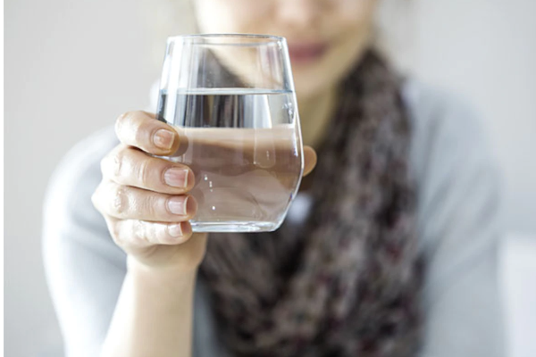 பல் துலக்கும் முன் தண்ணீர் குடித்தால் என்ன நடக்கும் தெரியுமா? ஆயுர்வேதம் என்ன சொல்கிறது | Water Before Brushing