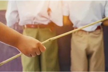 கழிவறையை பயன்படுத்தியதற்காக மாணவர்களின் கைகளில் சூடான எண்ணெயை ஊற்றிய ஆசிரியர்கள்