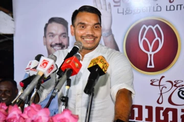 ලීසිං ක්‍රමයට හාල් දීලා ණය ගෙව්වෙ නැත්තම් බත් මුට්ටියත් උස්සයි - නාමල් රාජපක්ෂගෙන් ආණ්ඩුවට සැර ප්‍රහාරයක්