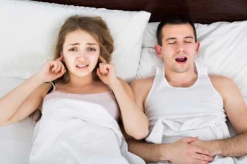 குறட்டையால் இரவு தூக்கம் பாதிக்கப்படுகிறதா? இதனை எப்படி சரி செய்யலாம்?