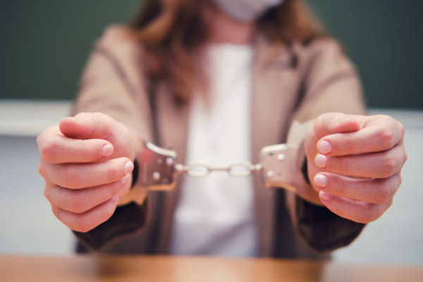 சுற்றுலா பயணிகளை இலக்கு வைத்து இரண்டு குழந்தைகளின் தாய் செய்த செயல் | Mother Of Two Targets Tourists With Shocking Act