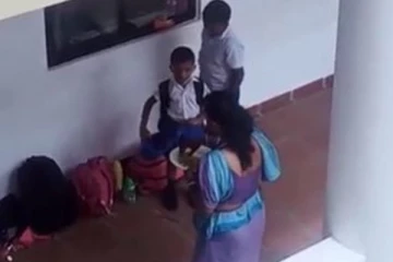 அனைவரையும் நெகிழ வைத்த ஆசிரியையின் செயல்
