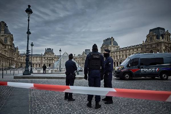 பாரிஸ் அருங்காட்சியக கொள்ளைக்கு இது தான் காரணமா? வெளியான அதிர்ச்சி தகவல்! | What The Reason For The Paris Museum Robbery பாரிஸ் அருங்காட்சியக கொள்ளைக்கு இது தான் காரணமா? வெளியான அதிர்ச்சி தகவல்! | What The Reason For The Paris Museum Robbery