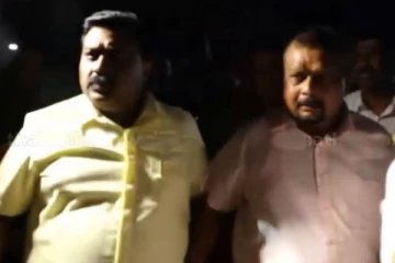 හිටපු ඇමති S.M. චන්ද‍්‍රසේනට හා S.M. රංජිත්ට හූ තියයි..