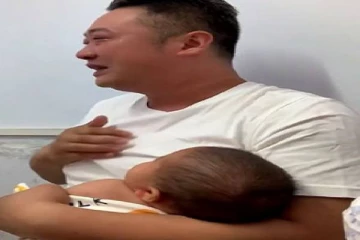 குழந்தைக்கு தடுப்பூசி செலுத்தியதை பார்த்து கண்கலங்கிய தந்தை