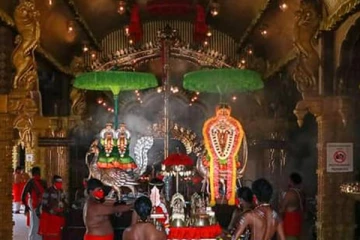 வள்ளி, தெய்வானை சமேதராக உள்வீதியுலா வந்த கந்தசுவாமி பெருமான்