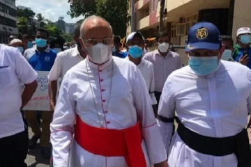 அரச எதிர்ப்பு போராட்டக் களத்தில் மக்களுடன் கொழும்பு பேராயர்!