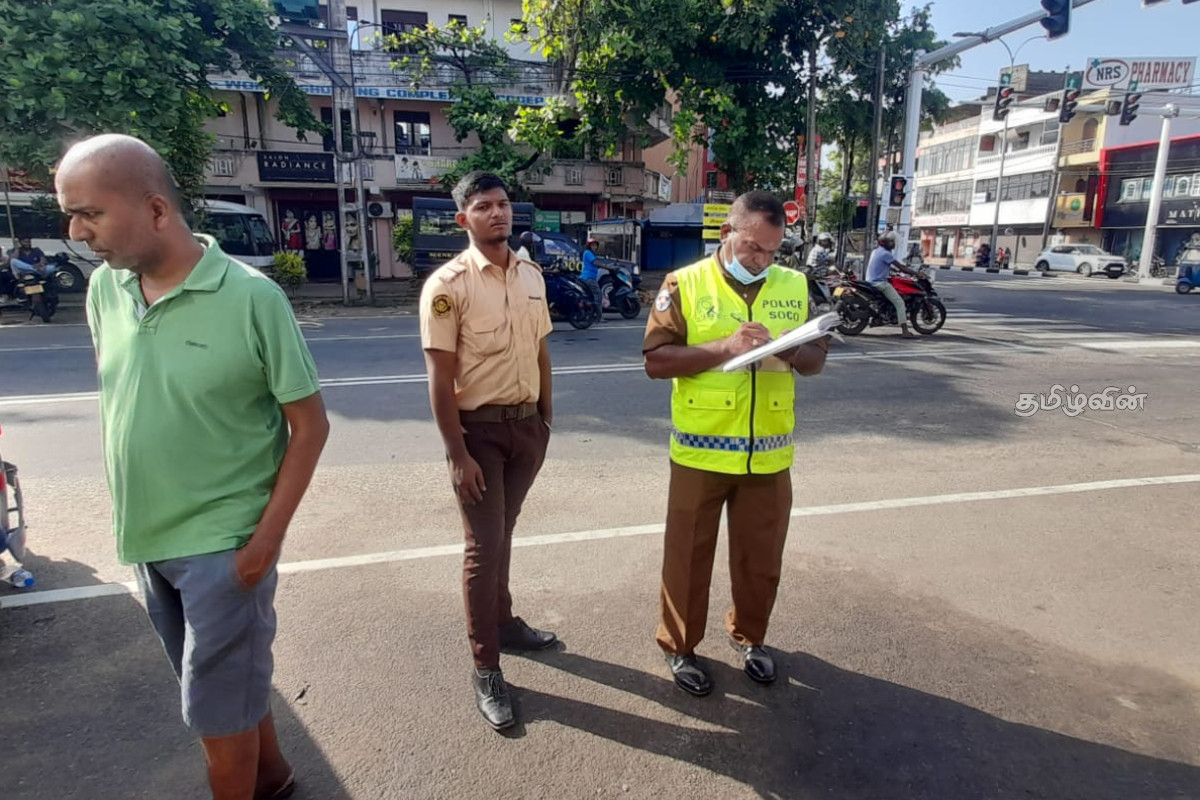 மட்டக்களப்பு நகரில் அமைந்துள்ள தனியார் வங்கியில் தீ விபத்து | Fire Breaks Out At Private Bank Batticaloa மட்டக்களப்பு நகரில் அமைந்துள்ள தனியார் வங்கியில் தீ விபத்து | Fire Breaks Out At Private Bank Batticaloa