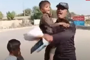 நடுரோட்டில் குழந்தையை கூவி கூவி விற்ற தந்தை..! பின்னணியில் இப்படி ஒரு சோகமா?