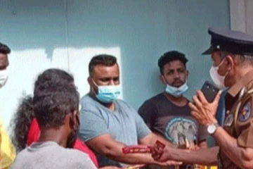 ගෑස් පෝලිමේ ජනතාවට අයිස් පලම් සහ වතුර බෝතල් බෙදූ අපූරු ඕ.අයි.සී.