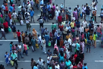 எரிபொருள் பெற்றுகொள்ள பற்றுச்சீட்டு கிடைக்காததால் கொந்தளித்த மக்கள்: வீதியை மறித்து போராட்டம் (Video)