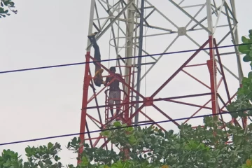 200 அடி உயரத்தில் ஏறி போராட்டத்தில் ஈடுபட்ட இளைஞன் கைது