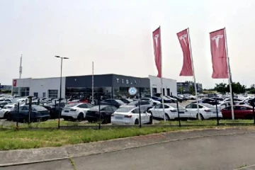 பிரான்சில் 12 டெஸ்லா கார்களுக்கு தீவைப்பு: எலான் மஸ்க் எதிர்ப்பு?