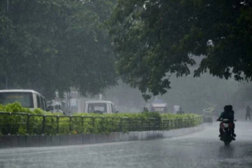 யாழில் வீசிய பலத்த காற்றினால் கூரைகள் தூக்கி வீசப்பட்டன