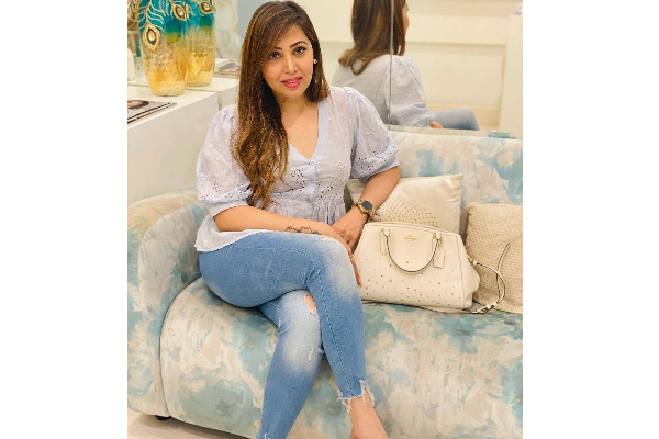 பிக்பாஸ் சீசன் 5 நிகழ்ச்சியில் பிரிட்டனை சேர்ந்த பெண் தொழிலதிபர் கலந்துகொள்ளவில்லையா? அவரே வெளியிட்ட பதிவு | Biggboss Tamil Season 5 Renuka Praveen Joined