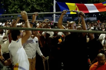 ඥානසාර හිමි නිදහස් කරන ලෙස ඉල්ලා විරෝධතාවයේ නිරත පිරිසක් සහ පොලීසිය අතර උණුසුම් තත්ත්වයක්