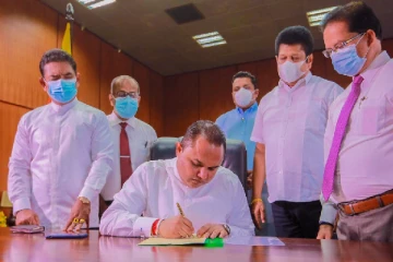 விளையாட்டுத்துறை அமைச்சராக கடமைகளைப் பொறுப்பேற்றார் தேனுக விதானமகமகே