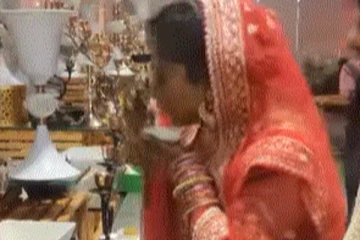 கல்யாண கோலத்தில் மணப்பெண் செய்த காரியத்தால் சிலையான மாப்பிள்ளை! வாய்பிளக்க வைத்த வீடியோ