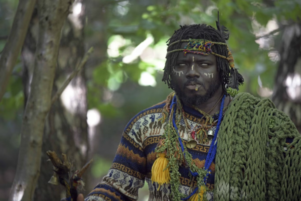 பிரித்தானிய காடொன்றில் கைது செய்யப்பட்ட பழங்குடியின மன்னர் | African Tribes Arrested In Scotland Forest
