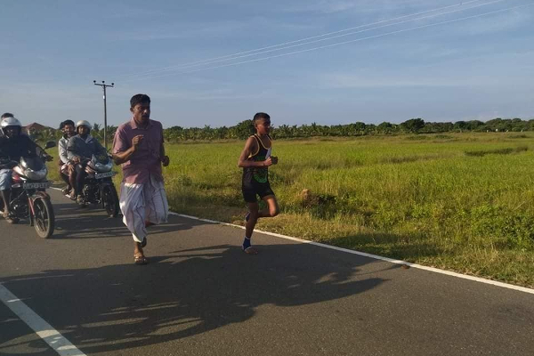 தமிழர் பகுதியில் மனதை தொட்ட சம்பவம்! மகனுக்காக தந்தை செய்த செயல் (Photos) | Father Also Runs Son Wants To Reach The Top