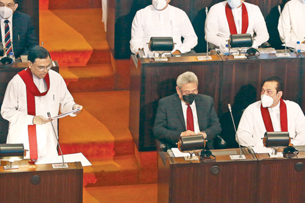 பசிலின் உரையை நாடாளுமன்றத்தில் தடுத்து நிறுத்திய கோட்டாபய! (காணோளி) - ஐபிசி தமிழ்