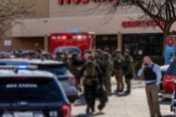 அமெரிக்க பல்பொருள் அங்காடி நிலையத்தில் துப்பாக்கி சூடு நடத்திய மர்ம நபர்